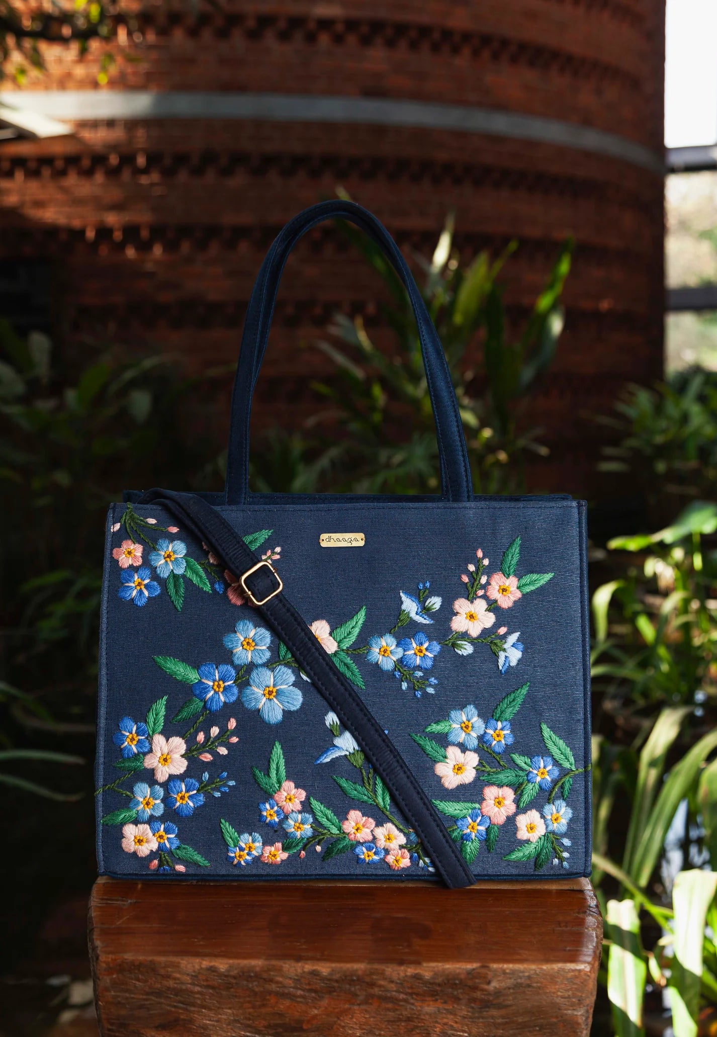 The adjustable, detachable shoulder straps with antique hooks and metal base studs ensure both style and durability.