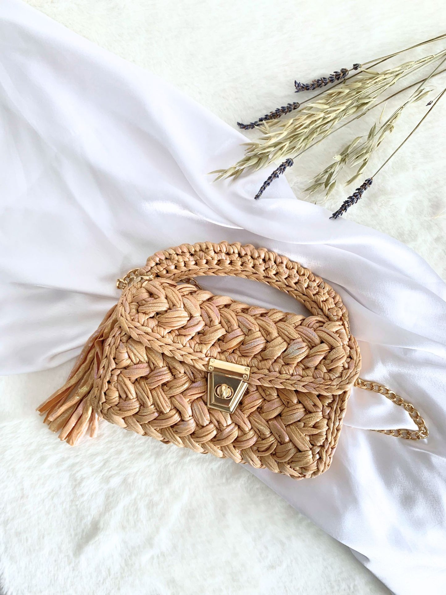 Elegantly shimmering beige crochet bag – a symbol of style and craftsmanship.