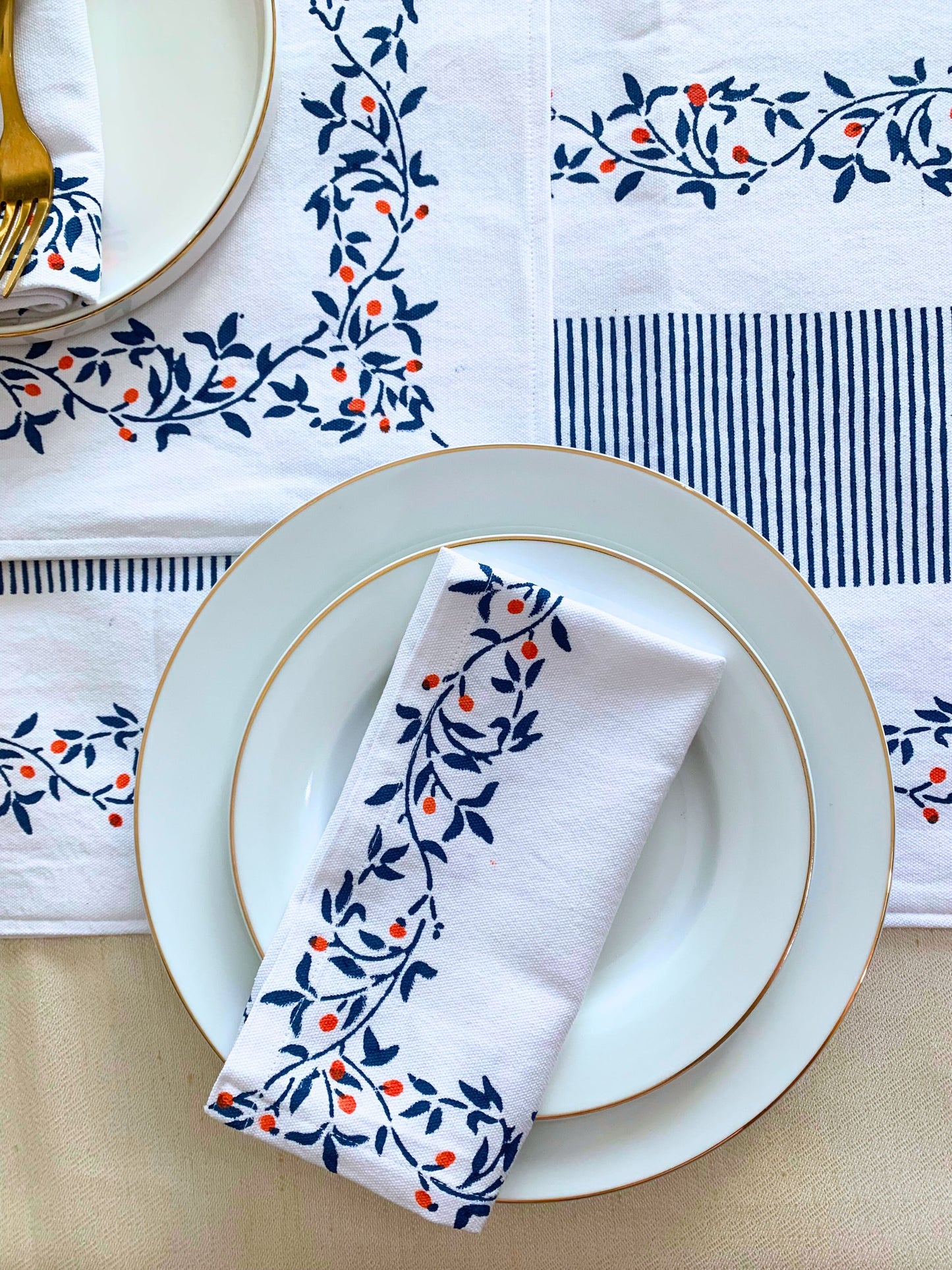 Upgrade your dining experience with this set of 6 napkins, crafted from GOTS certified organic cotton and adorned with a blue floral pattern, for both style and sustainability.