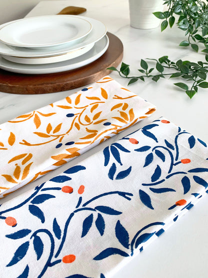 Upgrade your kitchen essentials with this set of 2 floral tea towels in different colors, crafted from durable organic cotton.