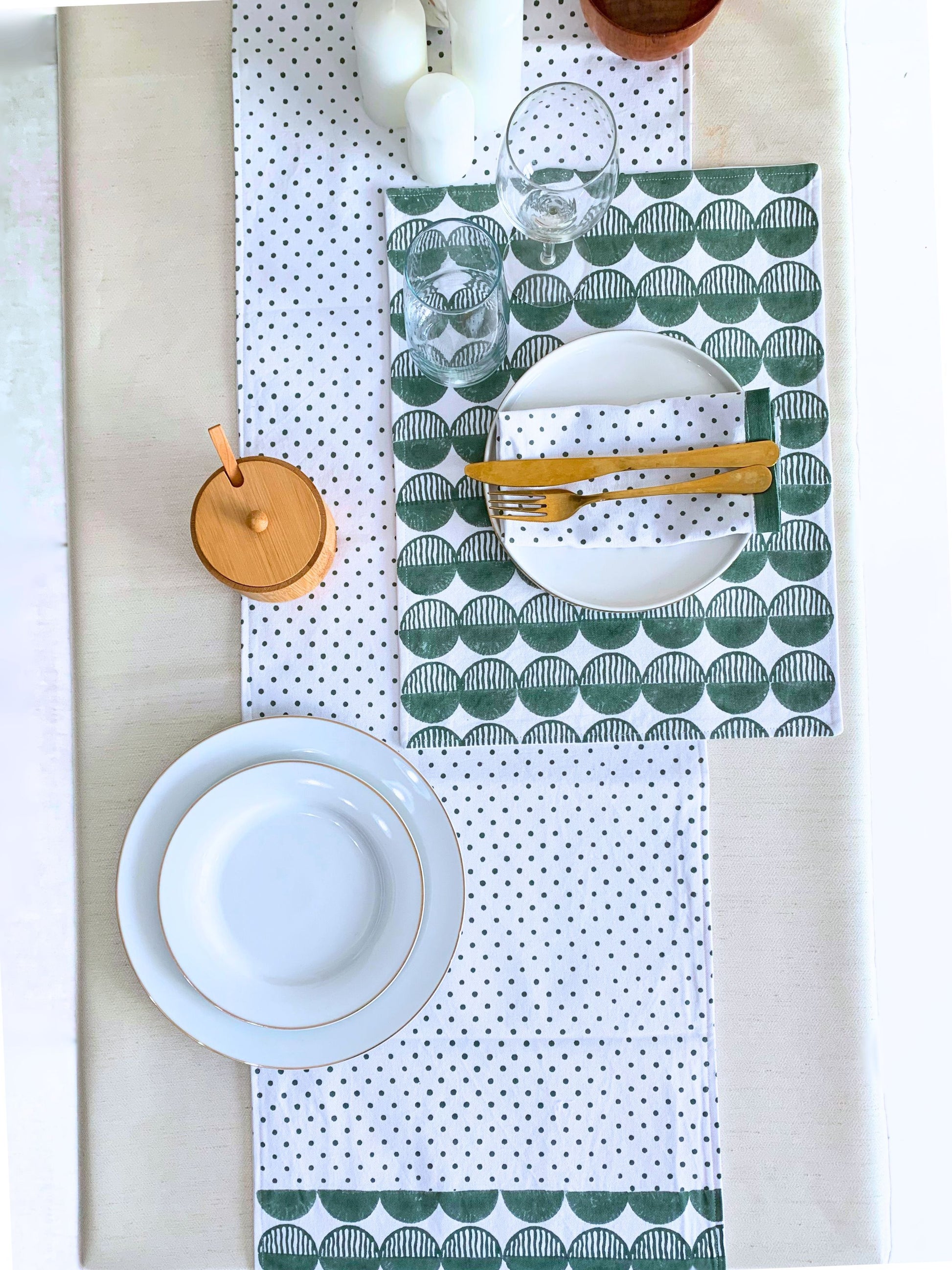 Eco-friendly set of 6 napkins crafted from GOTS certified organic cotton, adorned with a classic green polka dot pattern.