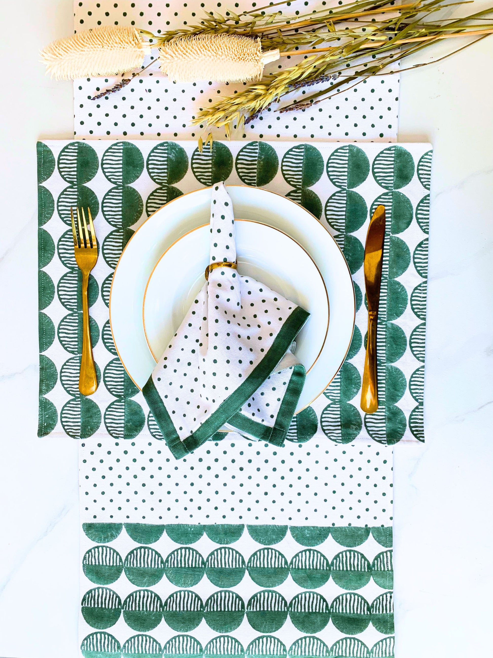 Set of 6 placemats in green color made of GOTS certified organic cotton.