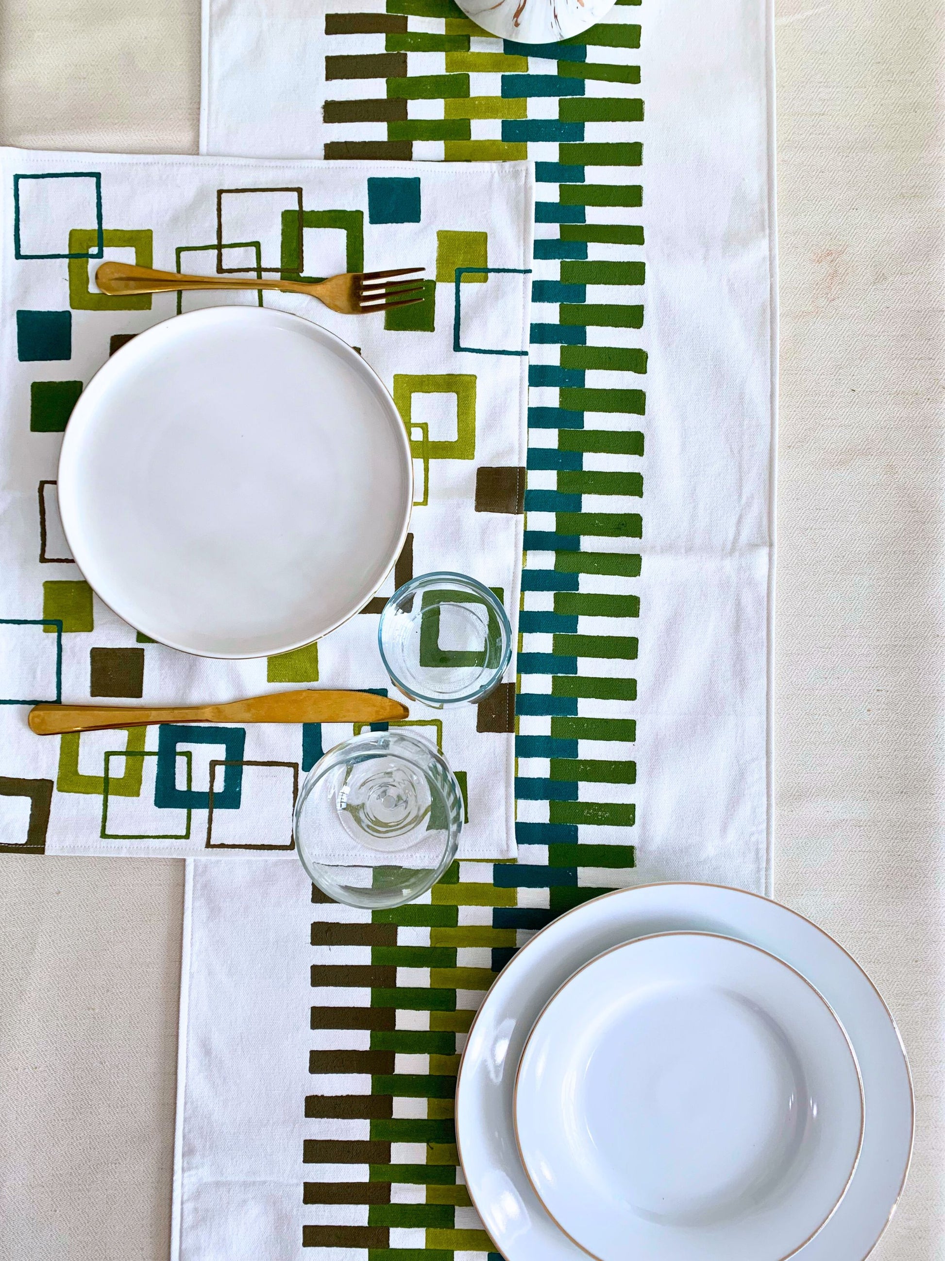 Sustainable table runner made of organic cotton with block print.