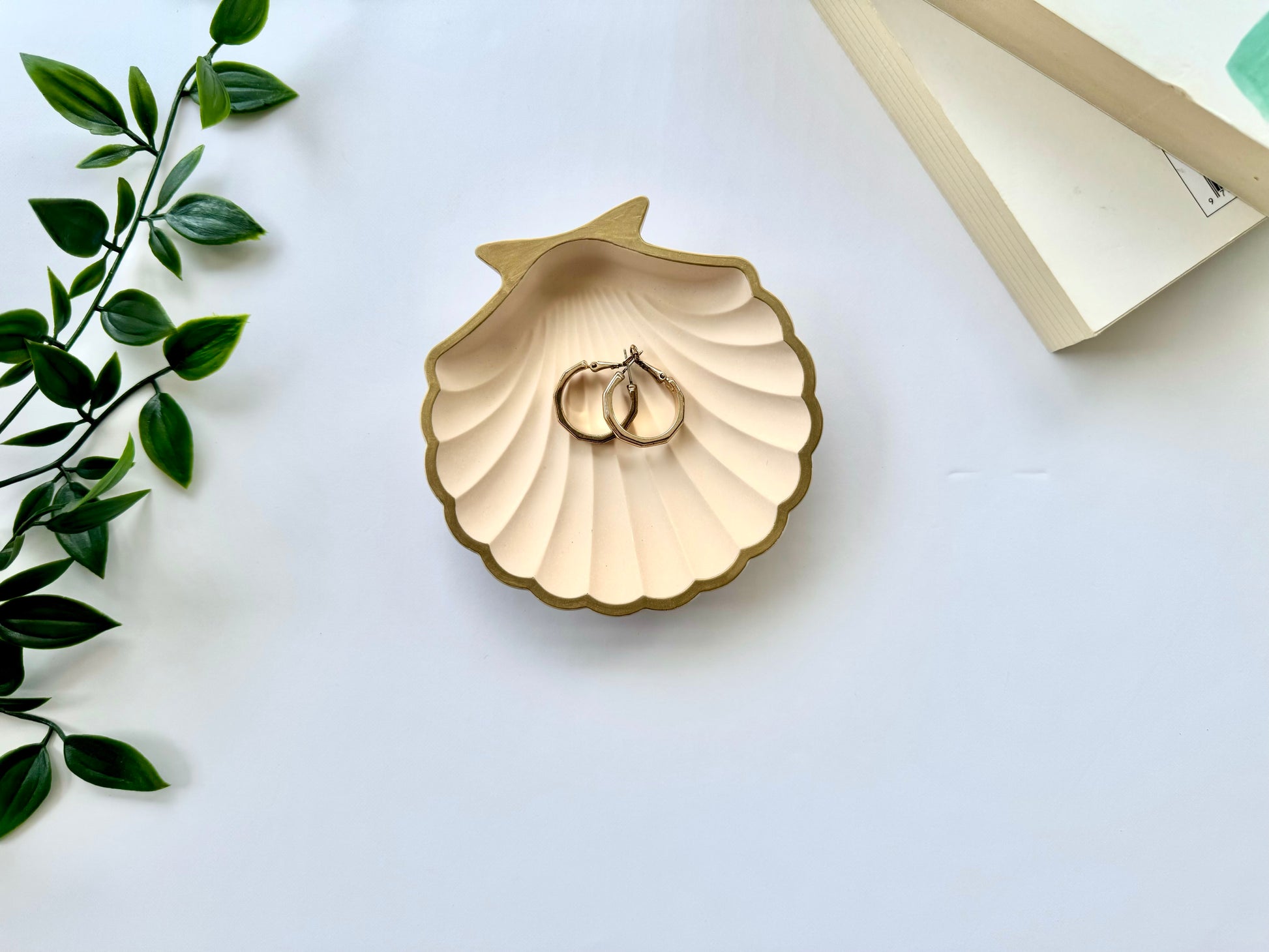 shell shaped tray to keep jewellery and keys available in beautiful pastel colors