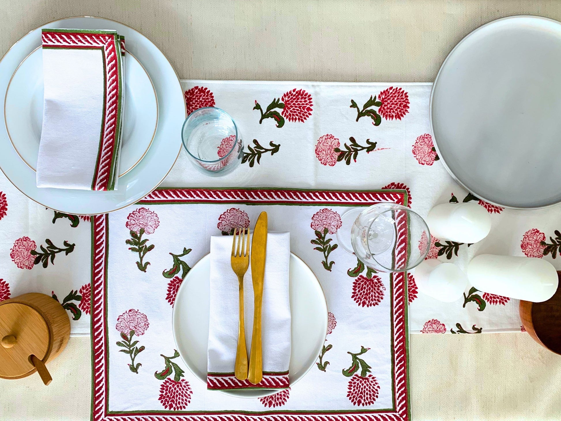 Add a pop of color to your dining decor with this GOTS certified organic cotton placemats in white, adorned with vibrant red and green block printed motifs.