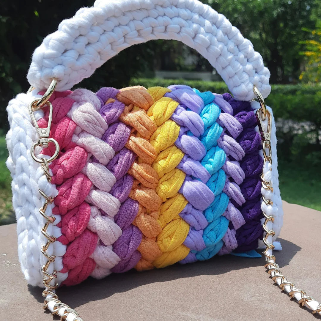 Handcrafted crochet handbag made of cotton yarn.