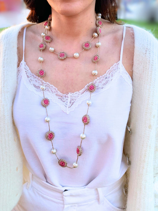 Chic crocheted necklace with delicate motifs and pearl beads