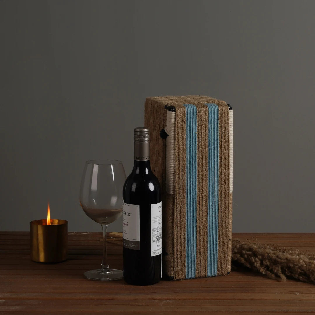 Upgrade your wine presentation with this sophisticated gift box, crafted from natural jute fibers and cotton ropes