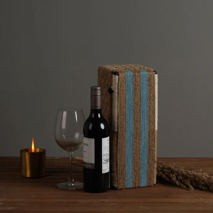 Upgrade your wine presentation with this sophisticated gift box, crafted from natural jute fibers and cotton ropes