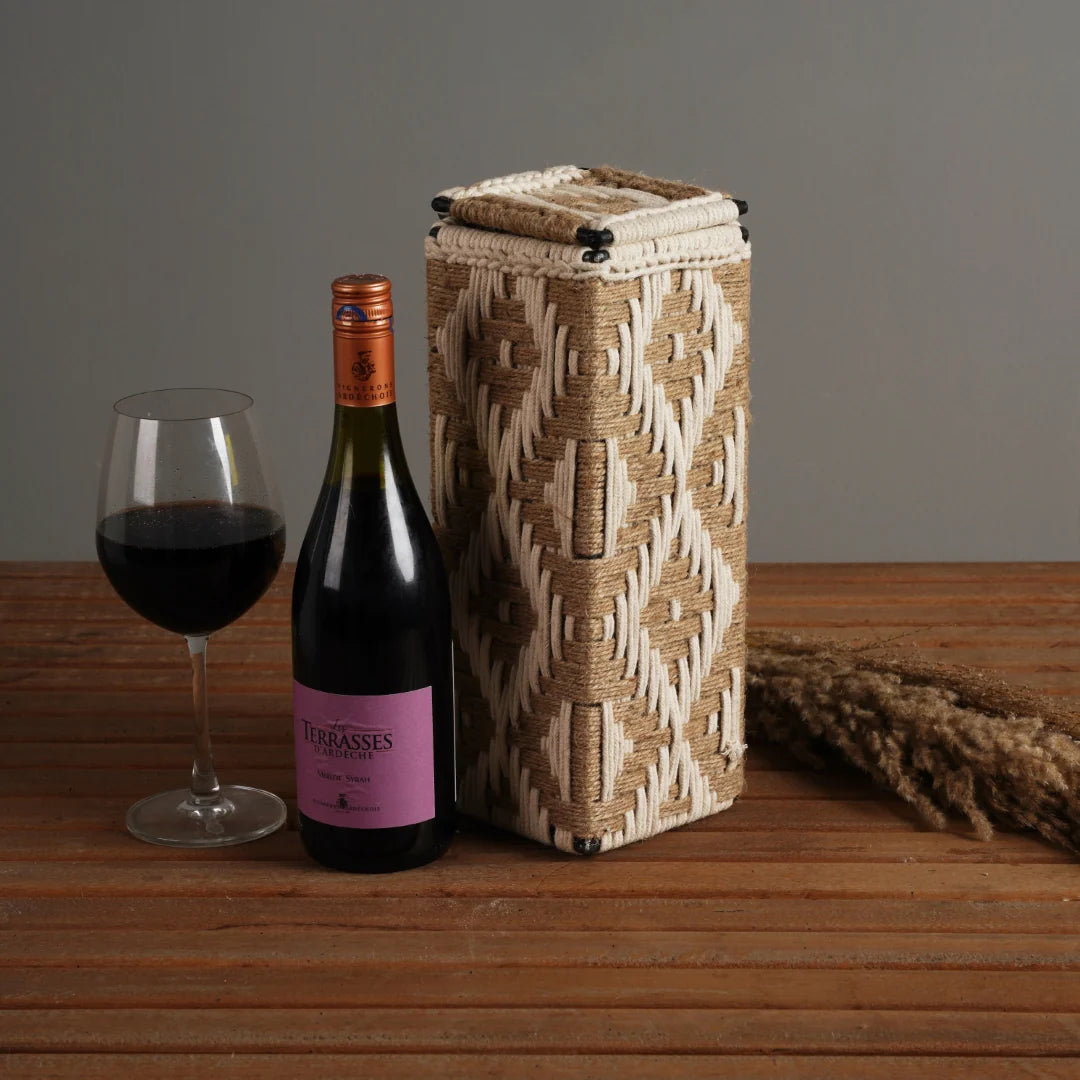 Enhance your wine gifting with this stylish box, made from natural jute fibers and cotton ropes