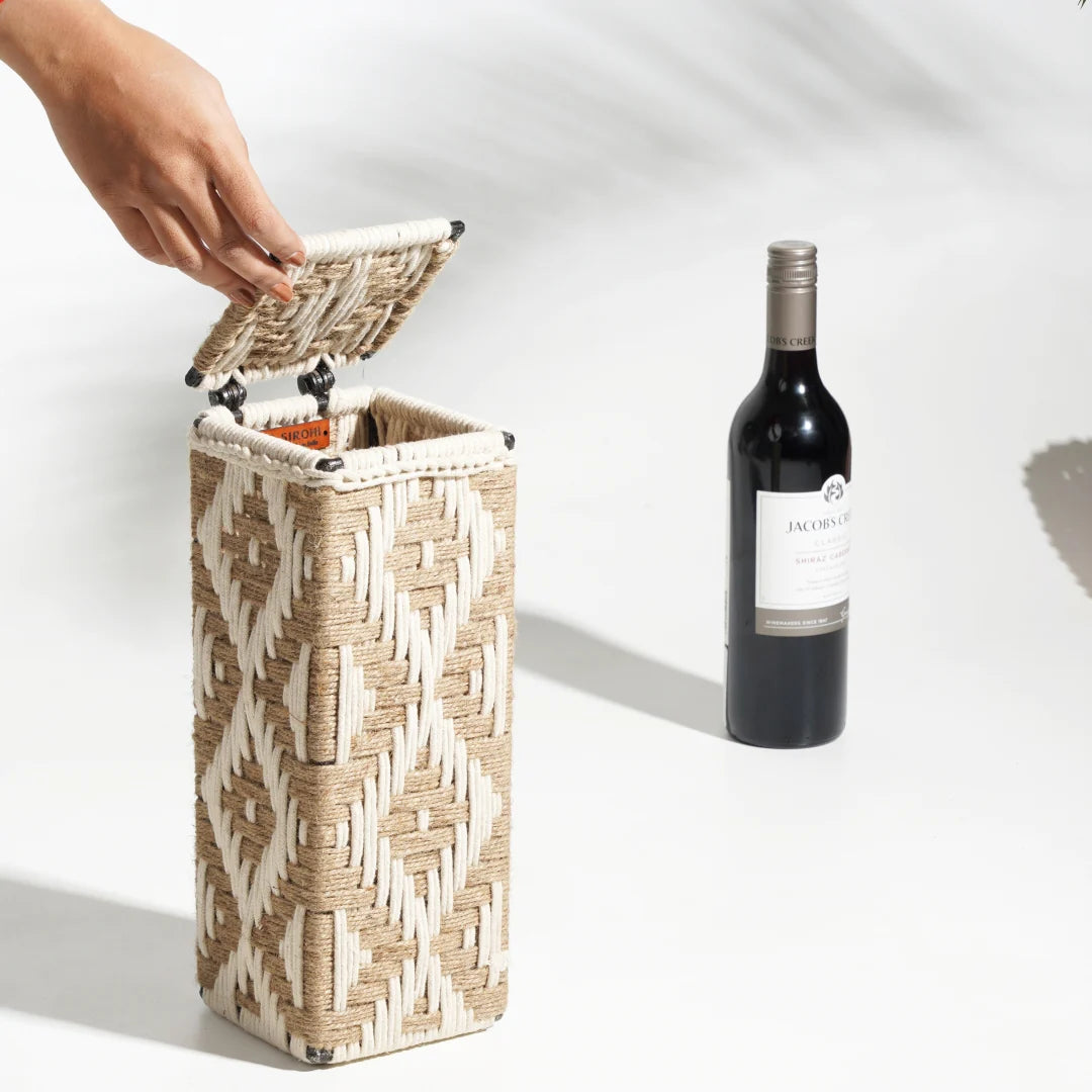 A perfect blend of style and functionality, this wine gift box is made from natural jute fibers and cotton ropes