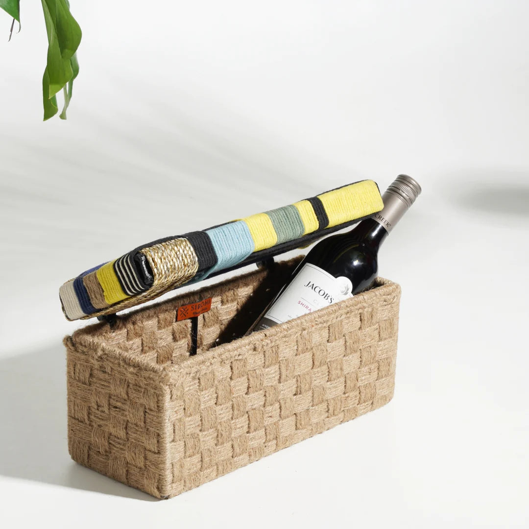 Elevate your wine gifting experience with this carefully crafted gift box, made from natural jute fibers and cotton ropes