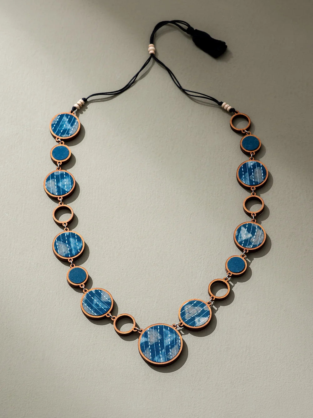 Versatile 2-in-1 necklace with double-sided design, showcasing blue and brown tones.