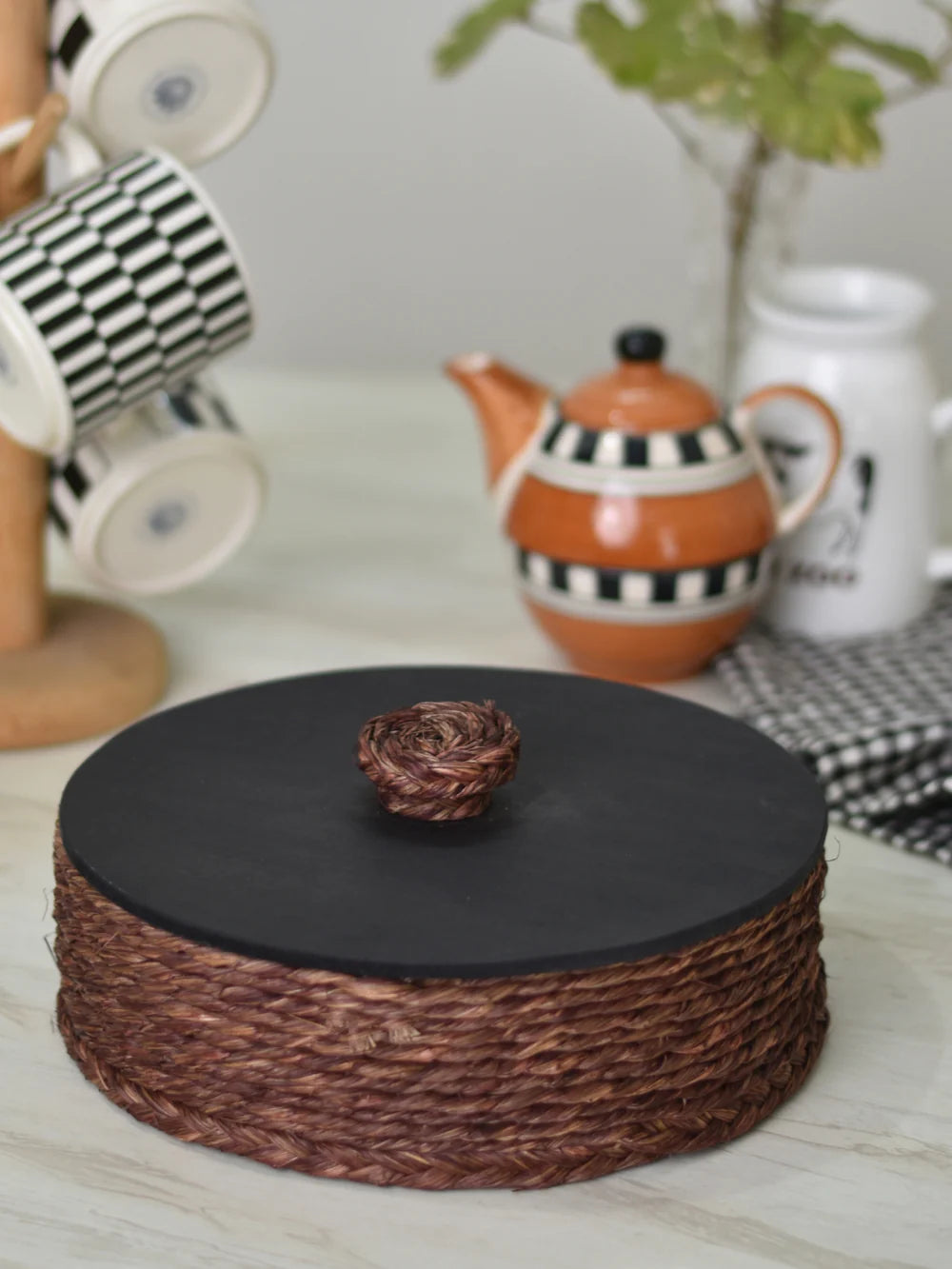 Add a touch of glitz to your home with this sophisticated handwoven sabai grass bread box.