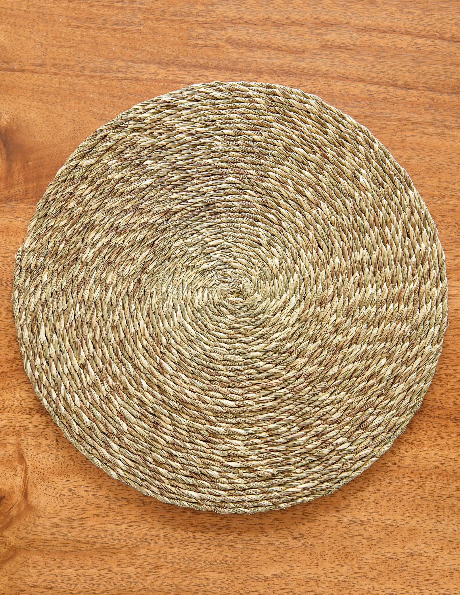 Elevate your dining ambiance with our Circular Table Mat Set of 6, beautifully woven from handloomed Sabai Grass.