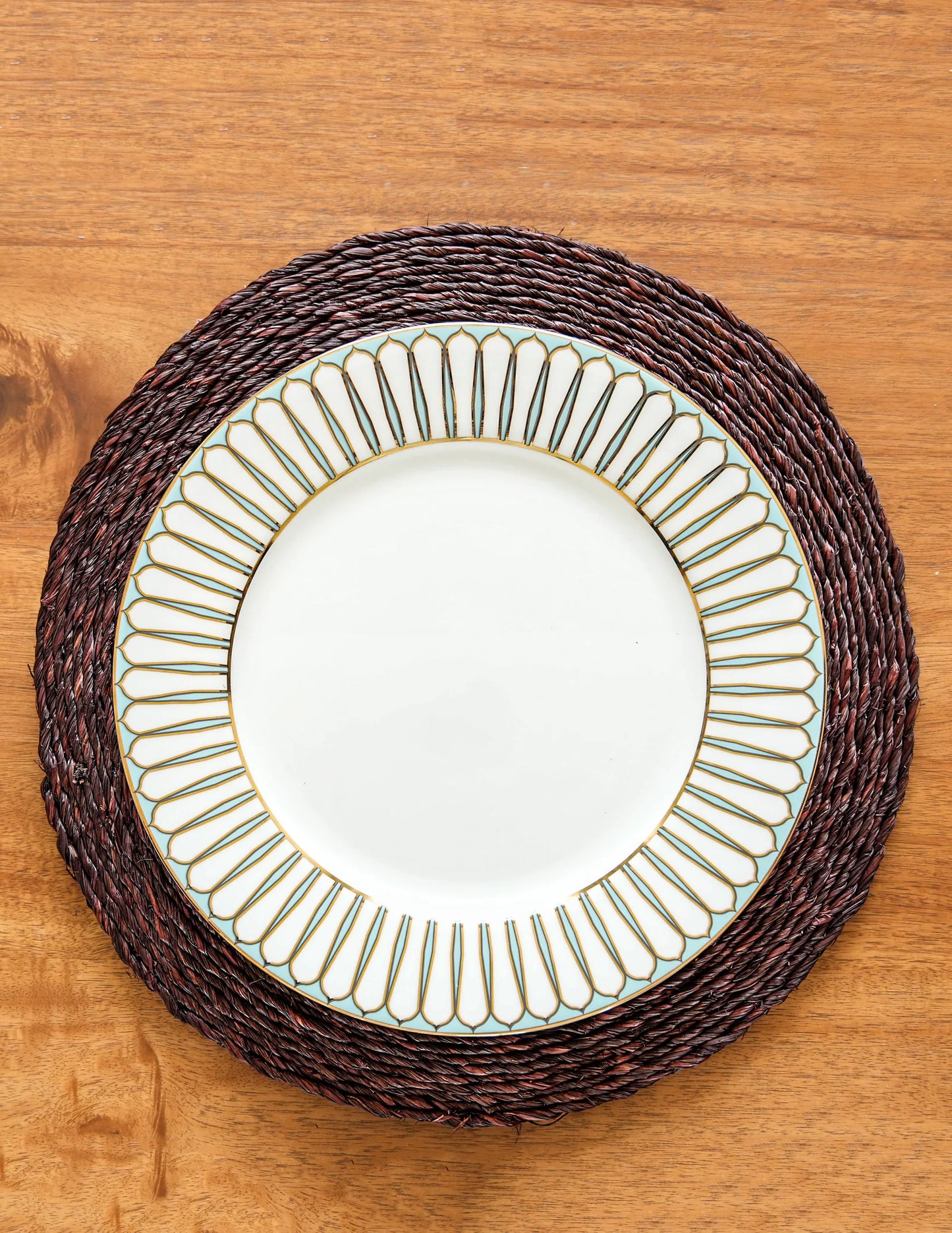 Add a touch of natural elegance to your table with our Circular Table Mat Set of 6, made from handloomed Sabai Grass.