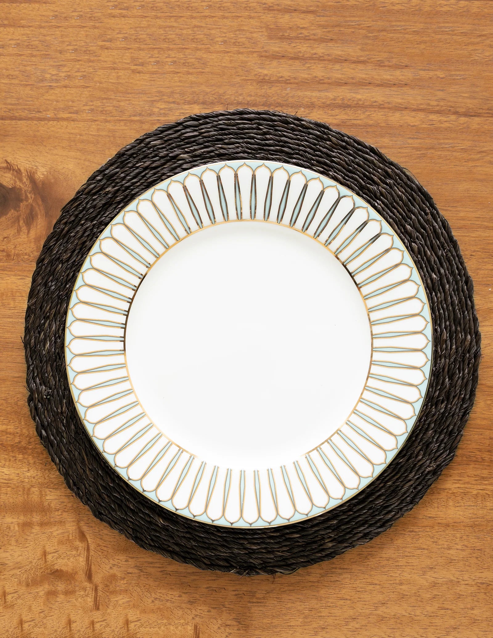 Transform your dining space with a Set of 6 Circular Table Mats, meticulously handloomed from Sabai Grass.